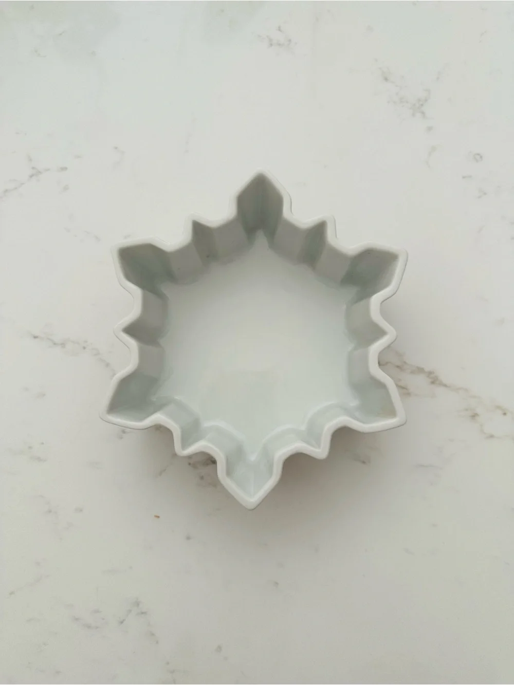 NWT - CRATE & BARREL - White Snowflake Nesting Bowls Christmas Decor